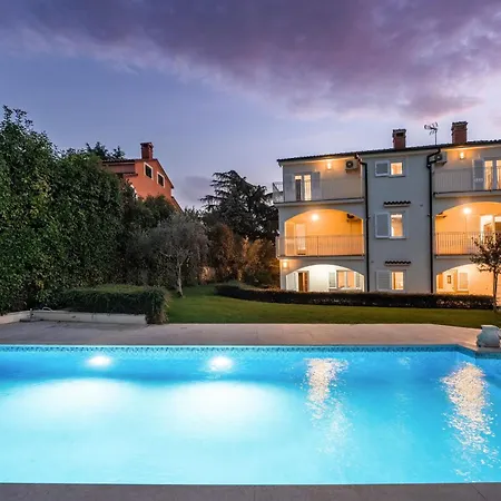 Standnahe Mit Pool, Meerblick Und Pool